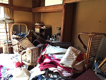 福岡市で遺品整理を行うスタッフ