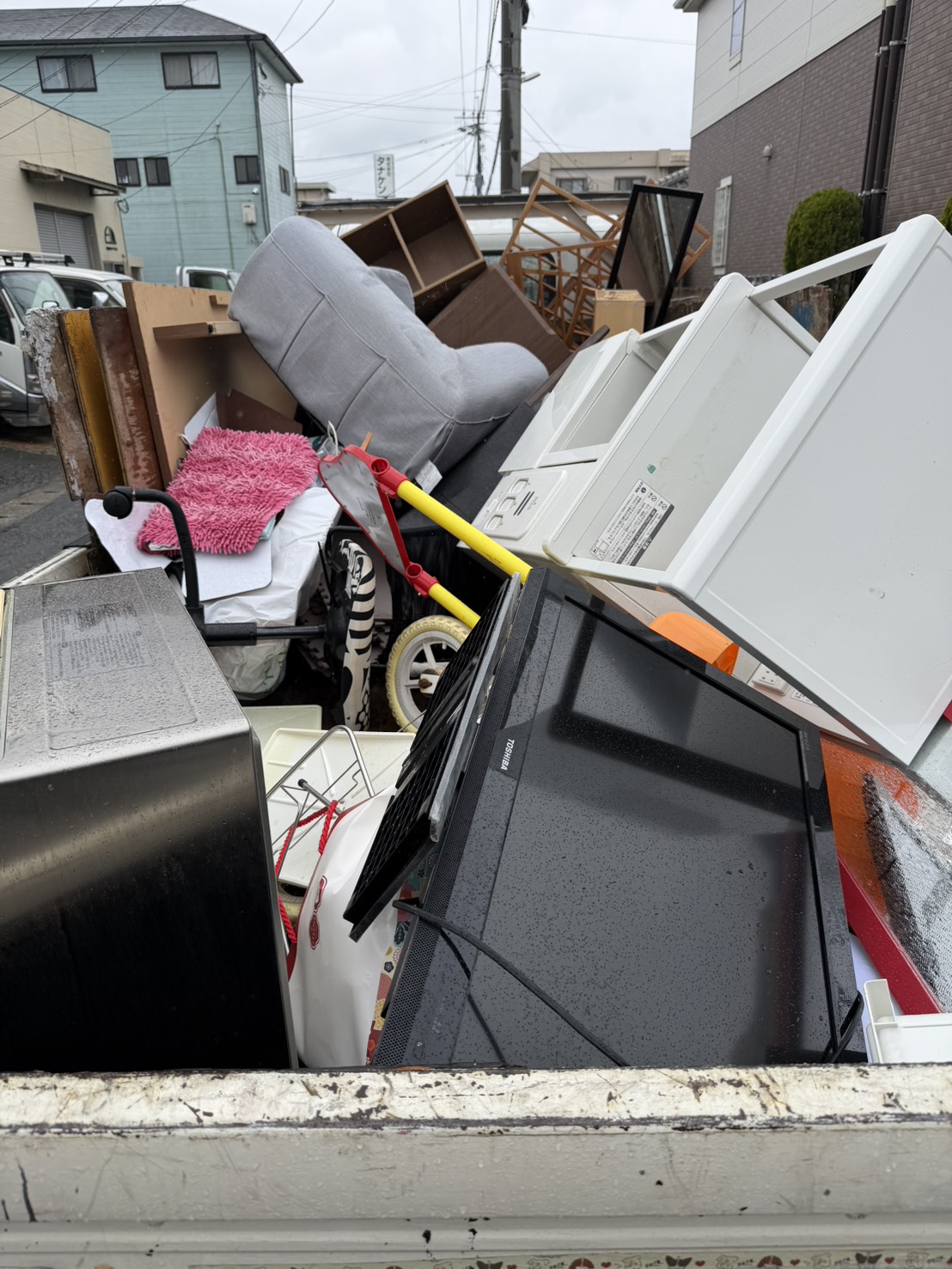 家具・家電をトラックに満載した回収作業